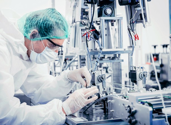 Maintenance et réparation d'appareils médicaux par un technicien