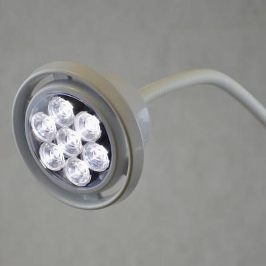LAMPE DE CHIRURGIE MINEURE AVEC SOURCE LUMINEUSE A DISPERSION VERTICALE ET ECLAIRAGE REGLABLE
