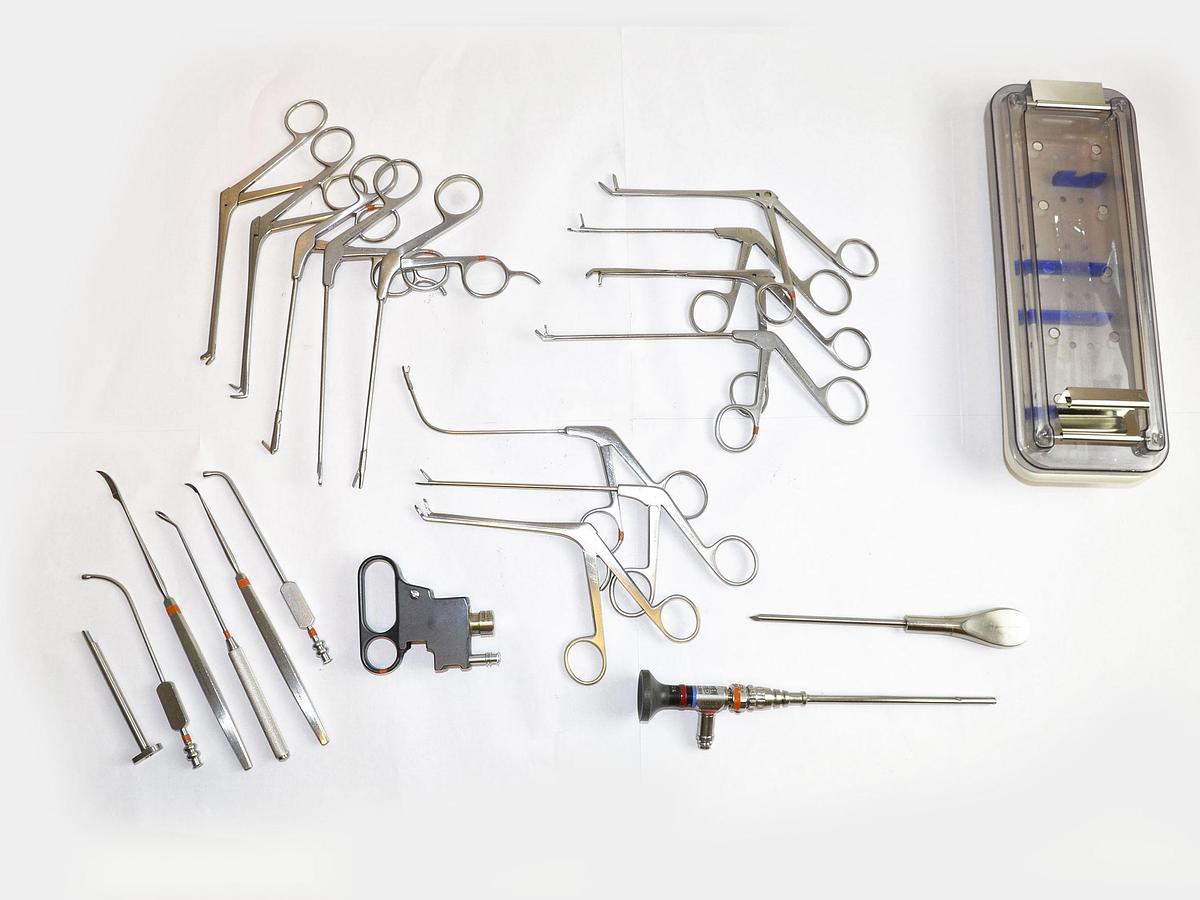 ENSEMBLE D' ARTHROSCOPIE CONSTITIÉ D'UNE OPTIQUE R. WOLF 8880.531 O° PANOVIEW AVEC SET DE PINCES ET DE RONGEURS