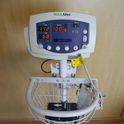 MONITEUR  DE SIGNES VITAUX WELCH ALLYN  VSN 53N00   (Pression brassard, SPO2) SUR CHARIOT