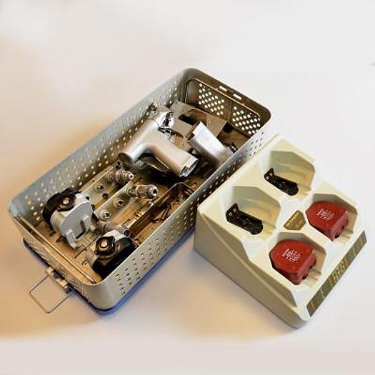 2 MOTEURS ORTHOPEDIQUES DE SOUTTER AVEC 2 BATTERIES, 4 MANDRINS ET CHARGEUR.