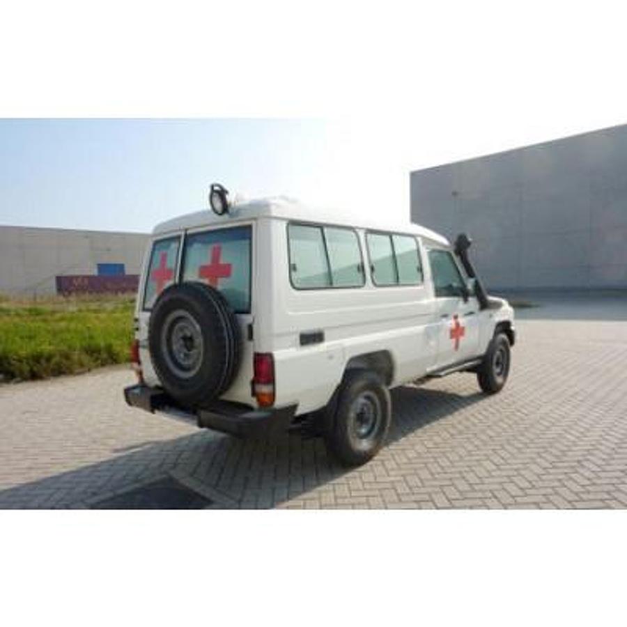 TOYOTA LANDCRUISER AMENAGE AMBULANCE PREMIER SECOURS