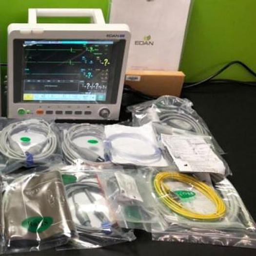 MONITEUR MULTIPARAMETRIQUE DE SURVEILLANCE EDAN IM60 (ECG, PNI, SPO2, RESP, AVEC CO2 CAPNOGRAPHIE) SUR SON CHARIOT ROULANT.