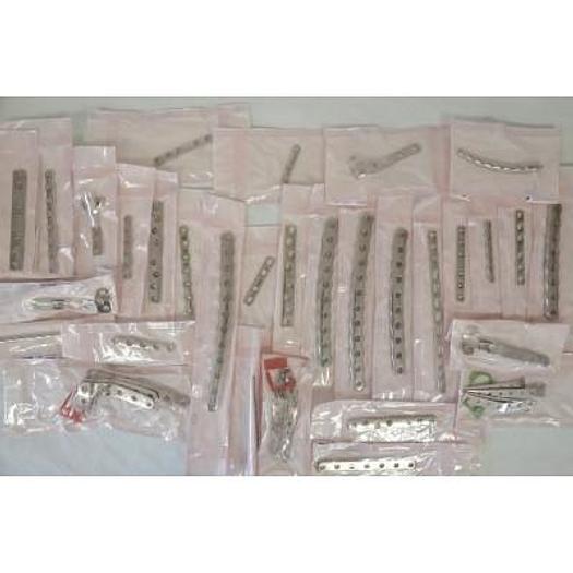 LOT DE PLAQUES DE DIFFERENTES TAILLES ET BROCHES ORTHOPEDIQUES