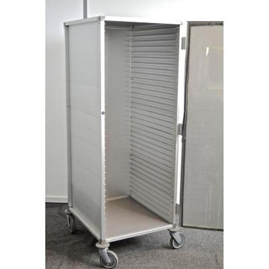 ARMOIRE FERMÉE À ROULETTES