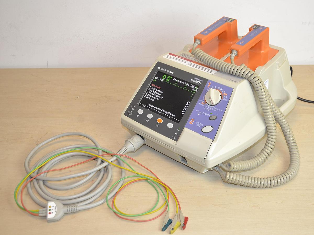 DEFIBRILLATEUR NIHON KOHDEN TEC5221