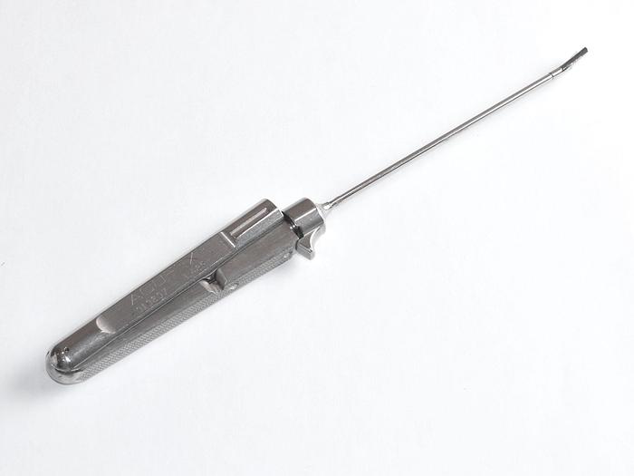 SMITH & NEPHEW ACUFEX CISEAUX LAME CRANTÉE 20°, DROITE 010807