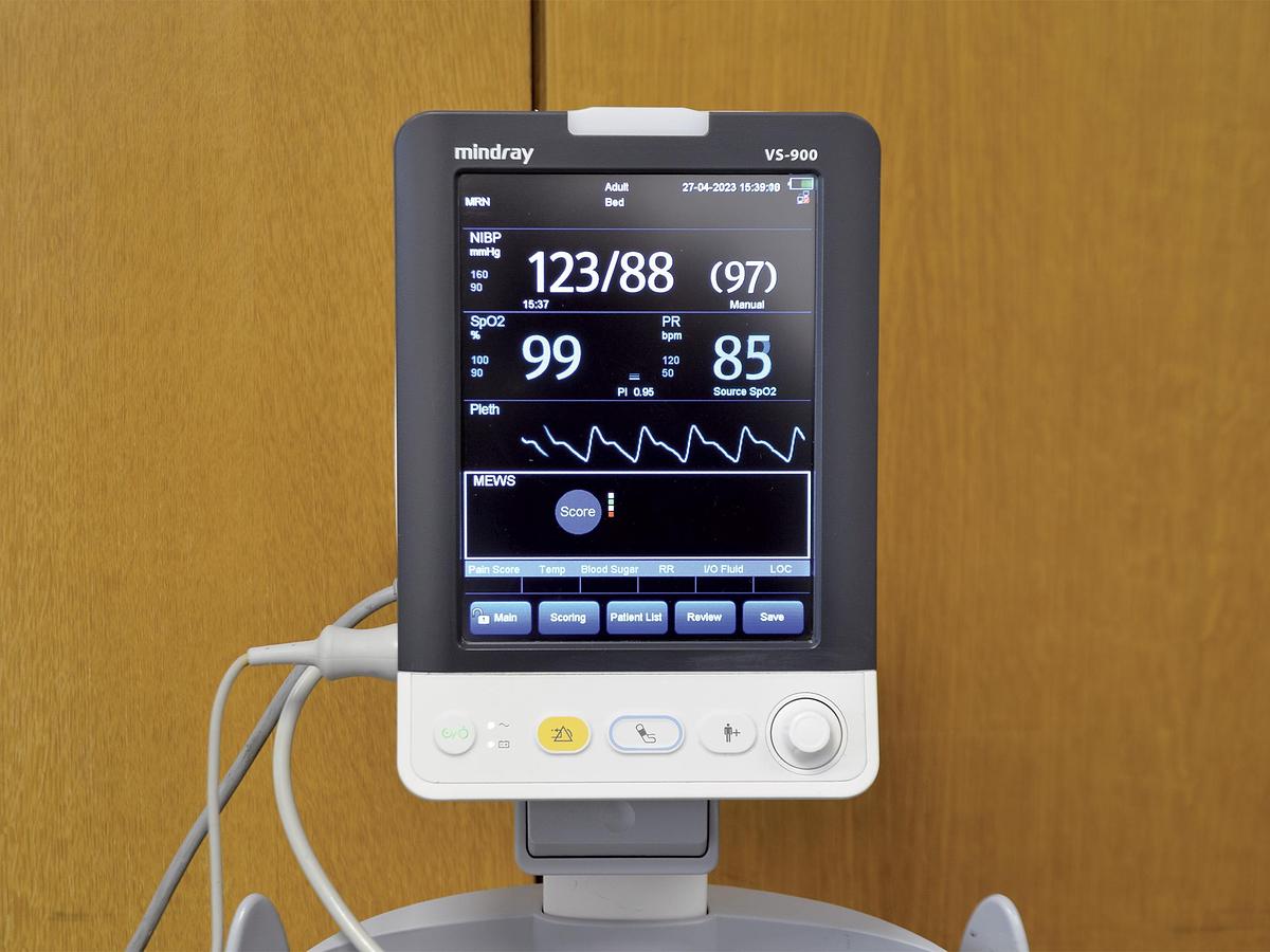 MONITEUR MOBILE DE PRESSION BRASSARD, DE SpO2 ET DE FRÉQUENCE CARDIAQUE MINDRAY VS-900
