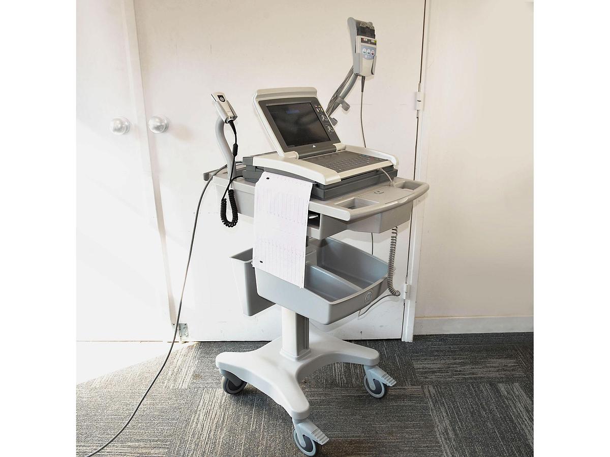 ECG ELECTROCARDIOGRAMME GENERAL ELECTRIC MAC 5500 SUR CHARIOT
