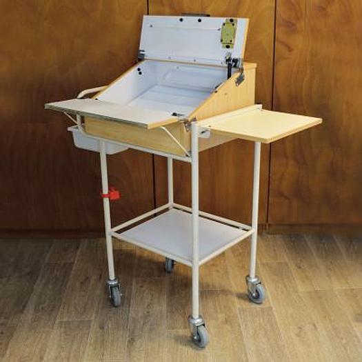 CHARIOT DE SOINS ET DE DISTRIBUTION DE MÉDICAMENTS