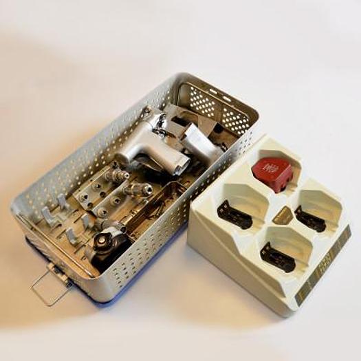 2 MOTEURS ORTHOPEDIQUES DE SOUTTER AVEC 1 BATTERIE, 4 MANDRINS ET CHARGEUR.