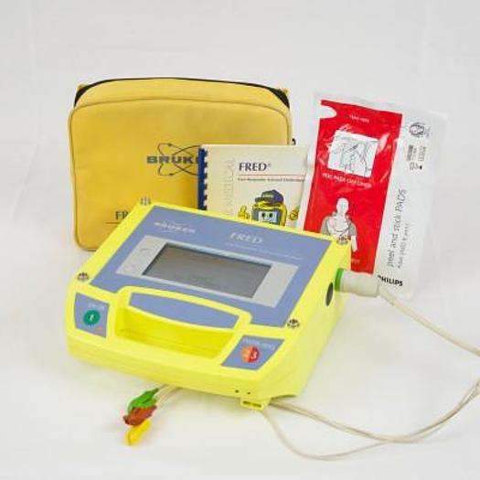 DEFIBRILLATEUR SEMI AUTOMATIQUE BRUCKER FIRST RESPONSE AVEC ELECTRODES
